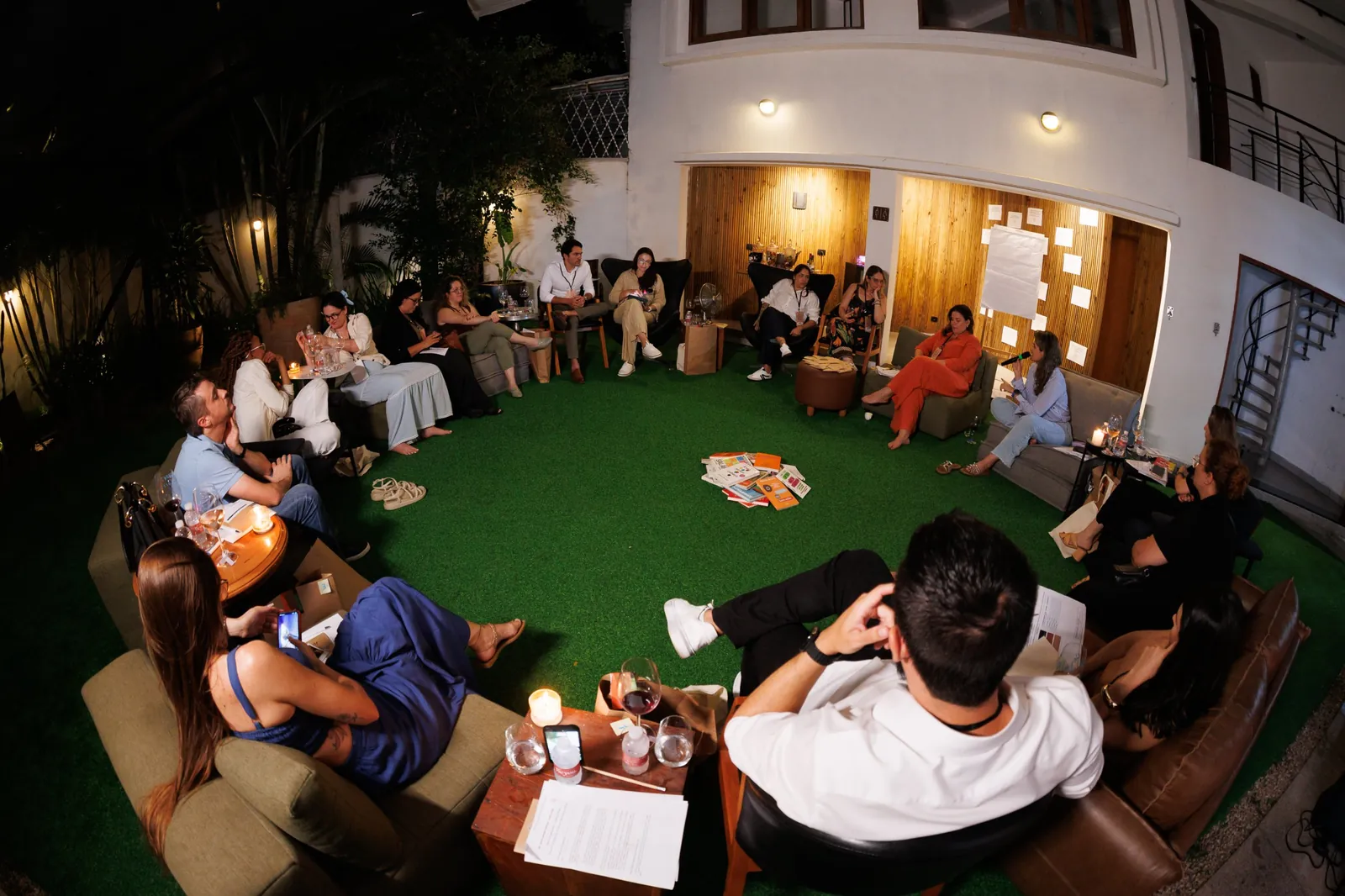 Roda noturna do BAV com participantes conversando