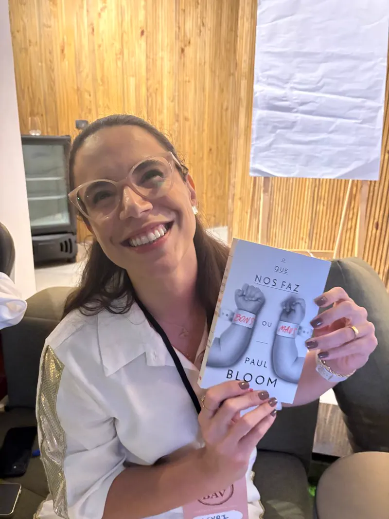 Participante do BAV com o livro O Que Nos Faz Bons ou Maus