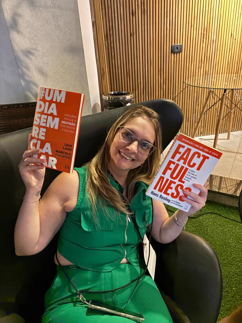 Participante do BAV com livros sobre gratidão e factfulness