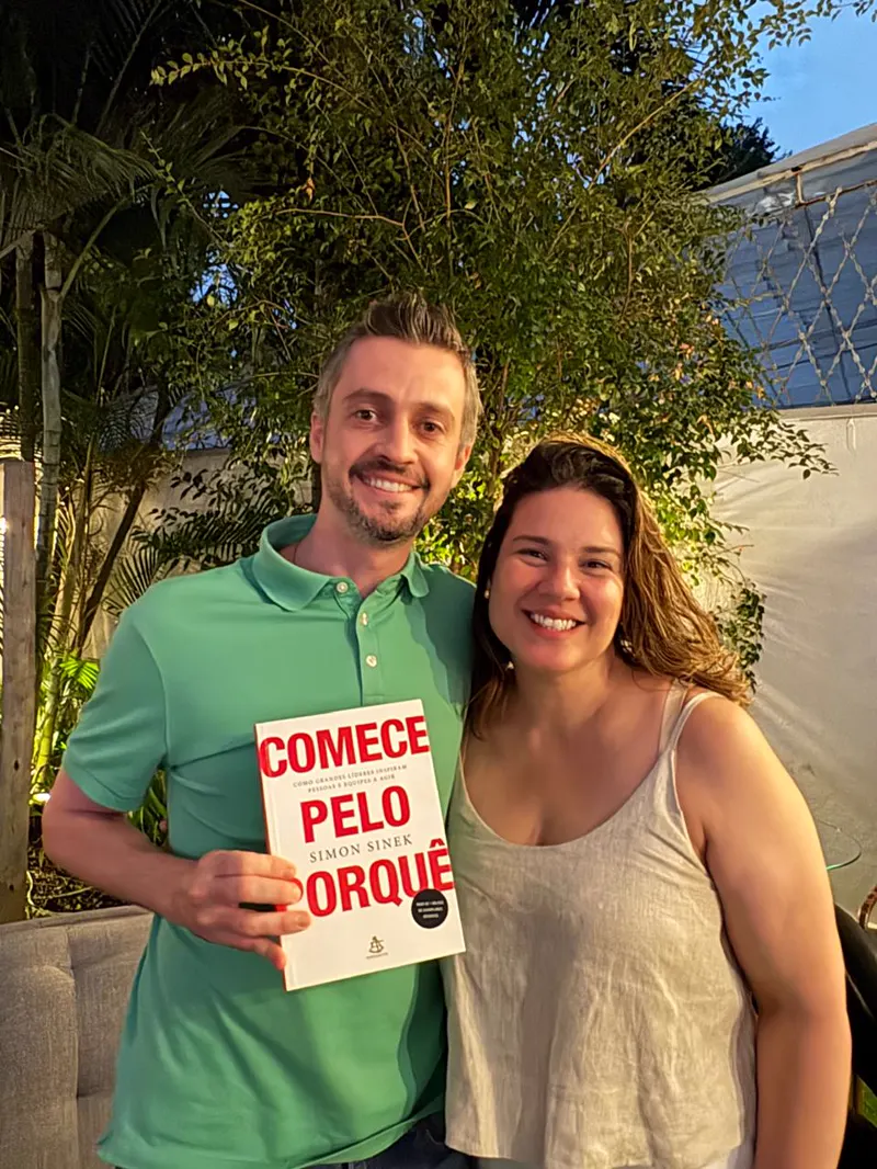 Participante do BAV com o livro Comece pelo Porquê
