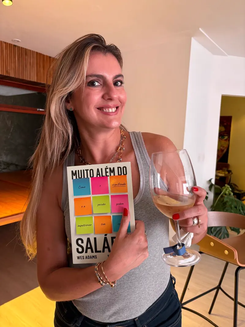 Participante do BAV com o livro Muito Além do Salário