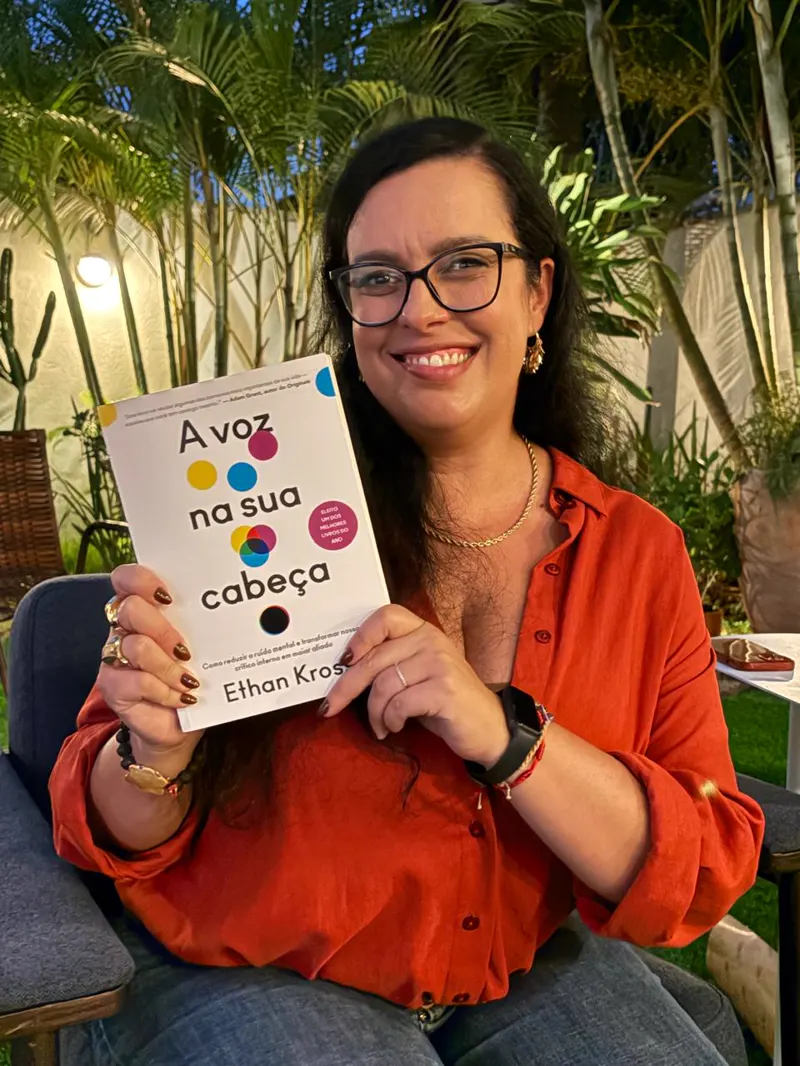 Participante do BAV com o livro A Voz na Sua Cabeça