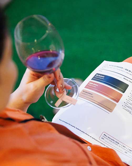 Material estratégico e taça de vinho